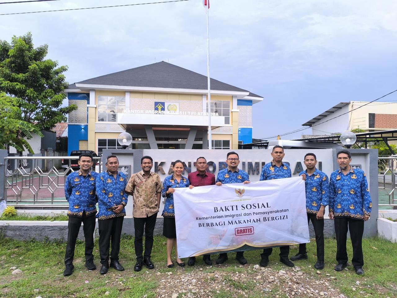 Kantor Imigrasi Atambua Berbagi Makanan Bergizi kepada Masyarakat